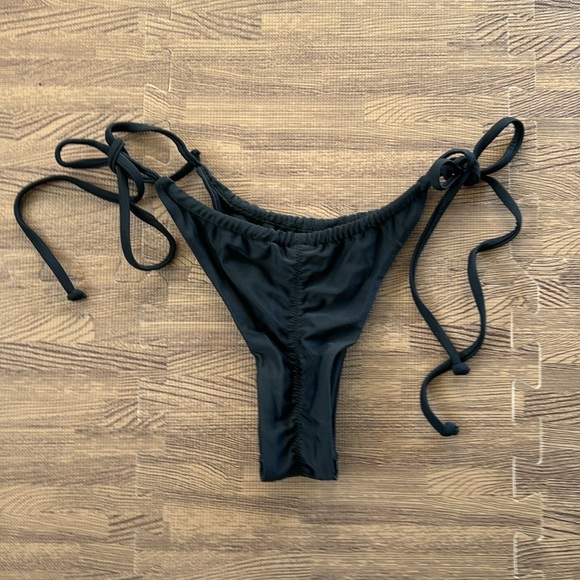 BLACK TIE BIKINI BOTTOMS SIZE SMALL - Picture 2 of 2